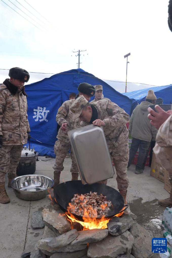 1月7日，在定日縣長所鄉(xiāng)古榮村，救援人員在準備晚飯。新華社記者 晉美多吉 攝